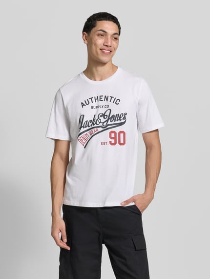 Mężczyzna model nosi T-Shirt mit Label-Print im 3er-Pack Modell 'ETHAN' von Jack & Jones, biała bawełna, prosty krój, nadruk, dekolt okrągły, długość tyłu w rozmiarze M: 67 cm, Ganzkörperansicht von vorne