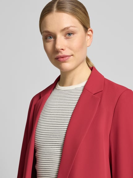 Frauenmodel trägt Regular Fit Blazer mit Reverskragen von Jake*s Collection in Rot, elastischer Material-Mix, Nahaufnahme Oberkörper.