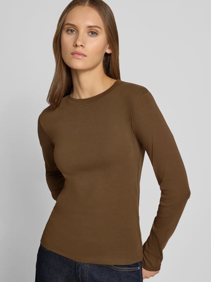 Frauenmodel trägt Longsleeve mit Rundhalsausschnitt Modell 'EVERYDAY' von TOPSHOP in Braun, reine Baumwolle, eng anliegend, Ganzkörperansicht von vorne.
