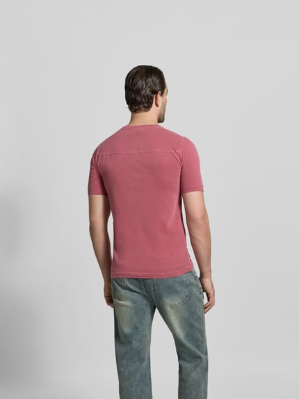Męski model nosi Slim Fit T-Shirt aus reiner Baumwolle od Dsquared2, krój slim fit, okrągły dekolt, nadruk z logo, różowy, bawełna, z krótkim rękawem, długość tyłu w rozmiarze M: 68 cm, widok całej sylwetki z tyłu
