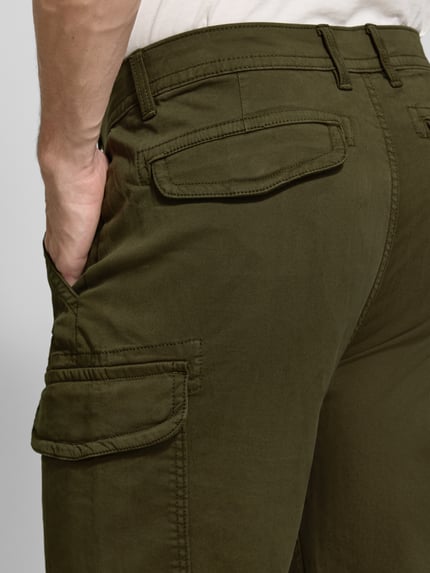 Männermodel trägt Straight Fit Cargohose aus reiner Baumwolle Modell 'YASUNI' von Napapijri, khaki, sichtbare Taschen, Nahaufnahme Hüfte, Herren Cargohose, Baumwolle, Knopf- und Reißverschluss, KI-modifiziertes Bild.