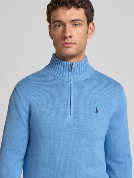 Männermodel trägt Troyer mit Label-Stitching von Polo Ralph Lauren aus reiner Baumwolle in Hellblau, Nahaufnahme Oberkörper.