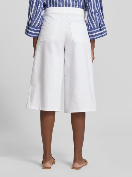 Vrouwenmodel draagt Bermudas im 5-Pocket-Design Modell 'Liv' van Angels, wit, katoenmix met stretch, wide leg fit, detailopname achteraan, context: damesbermuda, knoop- en ritssluiting, maat 36 bundwijdte 39 cm, binnenbeenlengte 46 cm.