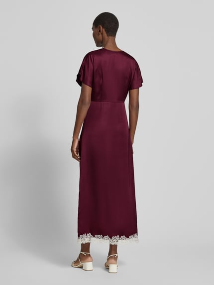 Modelka prezentuje Maxikleid aus Viskose mit Spitzenbesatz von Jake*s Collection, bordowy kolor, czysta wiskoza, krój A-linii, koronka, długość tyłu w rozmiarze 36: 133 cm, szerokość w rozmiarze 36: 52 cm, długość rękawa w rozmiarze 36: 13 cm, widok całej sylwetki od tyłu.