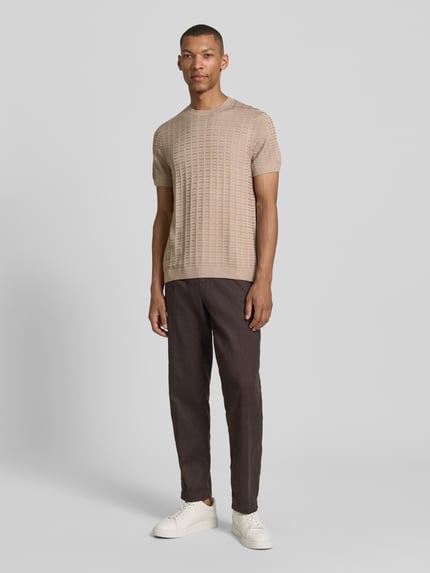 Männermodel trägt T-Shirt mit Label-Detail Modell 'Theor' von JOOP! Collection in Beige, Viskose-Mix, gerader Schnitt, Ganzkörperansicht von vorne.
