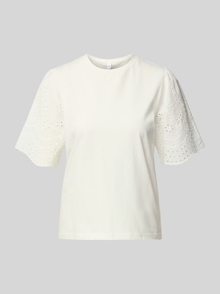 Produktfoto, T-Shirt mit Lochstickerei Modell 'LEX' von YAS aus reiner Baumwolle, Regular Fit, weiß, Rundhalsausschnitt, florale Muster.