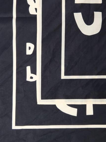 Produktfoto, Halstuch aus reiner Baumwolle von Closed, dunkle Grundfarbe mit weißen, grafischen Linien, quadratische Form, Label-Detail, glatte Textur