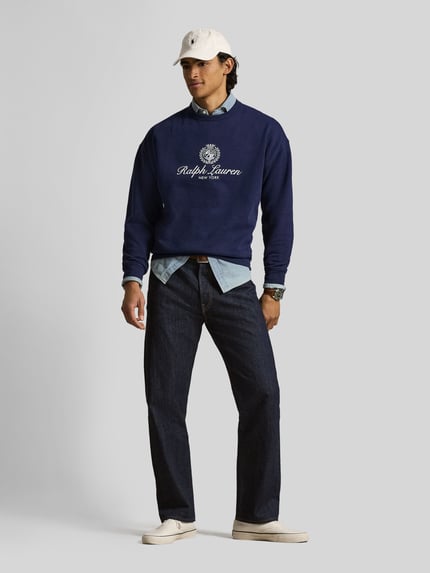 Mannenmodel draagt Regular Fit Sweatshirt aus Baumwoll-Mix van Polo Ralph Lauren, look: effen, pasvorm: regular fit, labelprint, kraagmodel: crew neck, lange mouw, materiaalverwerking: sweat, katoenmix, ganzkörperansicht van voren.