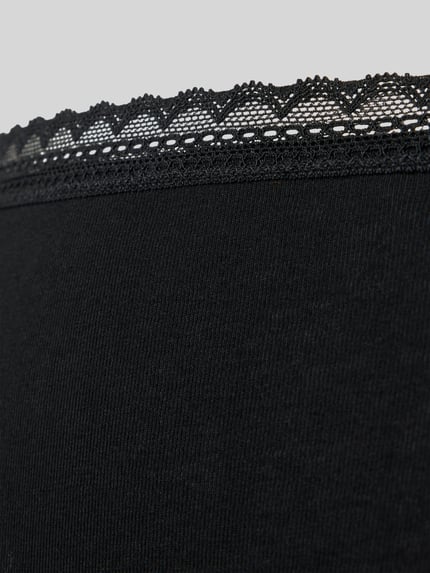 Produktfoto, schwarzer Slim Fit Slip aus Baumwoll-Mix im 3er-Pack von SCHIESSER mit feinem Spitzenbesatz, Nahaufnahme, dezente Textur.