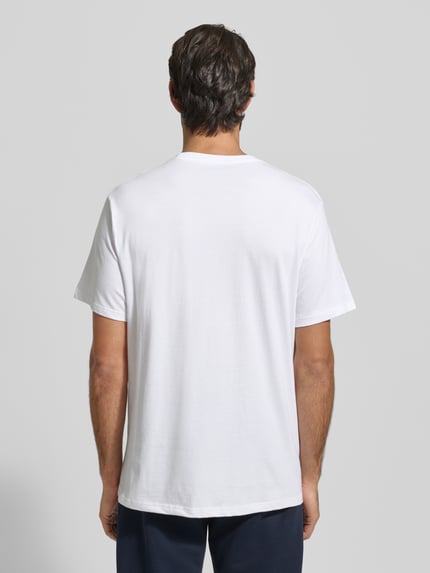 Männermodel trägt T-Shirt mit Rundhalsausschnitt im 2er-Pack von Götzburg Wäsche, reine Baumwolle, Regular-Fit, Ganzkörperansicht Rückansicht.