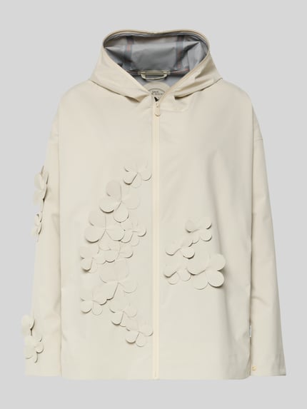 Produktfoto, Regular Fit Regenjacke mit floralen Applikationen Modell 'Rosa' von SAVE THE DUCK in Creme mit Logo-Patch, Kapuze und Reißverschluss, glatte Oberfläche, Damen Jacke, Länge 72 cm, Schulterbreite 57 cm, Brustweite 45 cm, Ärmellänge 50 cm bei Größe S.