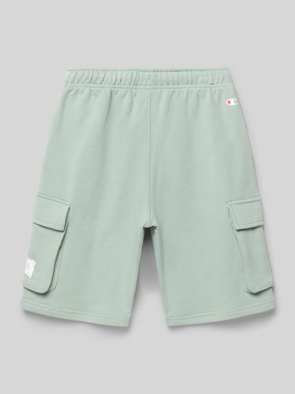 Produktfoto, Bermudas aus Baumwoll-Mix mit Label-Detail von CHAMPION in Hellgrün, elastischer Bund, Cargotaschen, strukturierte Oberfläche.