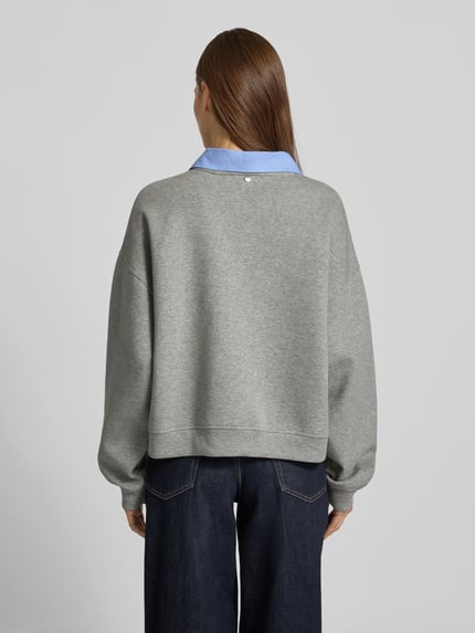 Vrouwenmodel draagt sweatshirt met hemdblueskraag van Liu Jo White, katoenmix met stretch, los model, ribboorden, Ganzkörperansicht Rückansicht.