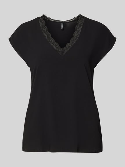 Produktfoto, Regular Fit T-Shirt mit Spitzenkragen Modell 'BELLA' von Vero Moda, czarny, jednolity, krój regular fit, V-dekolt z koronką, krótki rękaw, mieszanka wiskozy, jersey stretch