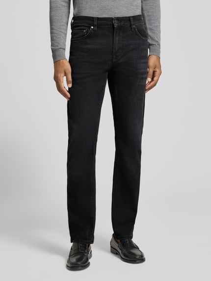 Männermodel trägt Modern Fit Straight Jeans aus Baumwoll-Mix Modell 'Mitch' von JOOP! JEANS, schwarze Farbe, Ganzkörperansicht von vorne.