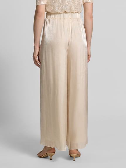 Frauenmodel trägt Wide Leg Hose aus fließendem Stoff mit elastischem Bund von Rinascimento, schimmernd, cremefarben, Ganzkörperansicht Rückansicht.