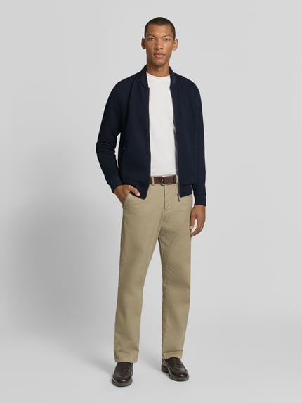 Męski model nosi Sweatjacke mit Reißverschluss od bugatti, bawełniana mieszanka, krój regular fit, strukturalny wzór, kolor granatowy, widok całej sylwetki z przodu