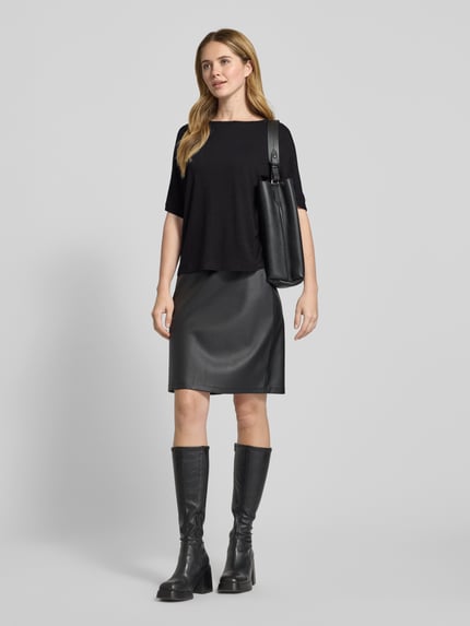 Vrouwenmodel draagt Comfort Fit T-Shirt uit viscosemix van s.Oliver BLACK LABEL, zwart, glanzend, stippen, korte mouw, vooraanzicht.