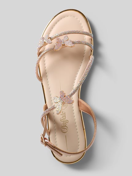 Produktfoto, Sandalette mit Ziersteinbesatz Modell 'KIRA' von Buffalo, abgerundete Spitze, Riemen mit Dornschließe, Absatz 2 cm, beige und goldfarbene Töne, glatte Textur, funkelnde Details
