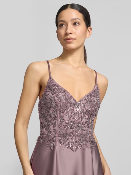Vrouwenmodel draagt Abendkleid met Perlen und V-Ausschnitt van Laona, jurk van satijn, parels, V-hals, tailored fit, maxi-jurk, ruglengte maat 36: 144 cm, borstwijdte maat 36: 30 cm, Nahaufnahme bovenlichaam.