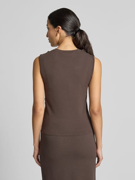 Kobiece modelka nosi Regular Fit Top aus Viskose-Mix von Marc Cain w kolorze brązowym, Obszycie falbanami, okrągły dekolt, Mieszanka wiskozy, Długość tyłu w rozmiarze 36: 46 cm, widok całej sylwetki z tyłu.