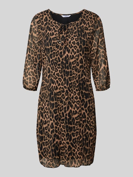 Produktfoto, Knielanges Kleid mit Schlüssellochausschnitt von ZABAIONE w panterkę, krój relaxed fit, długość do kolan, efekt marszczeń, rękaw o dł. 1/2, długość tyłu w rozmiarze S: 93 cm, szerokość w rozmiarze S: 47 cm, długość rękawów w rozmiarze S: 44 cm