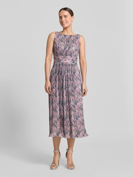 Vrouwenmodel draagt Cocktailkleid met U-Boot-Ausschnitt van Swing, getailleerde pasvorm, midi-jurk, plooien, ritssluiting, ruglengte 118 cm, borstwijdte 33 cm, kleurrijke bloemenprint, Ganzkörperansicht van voren.