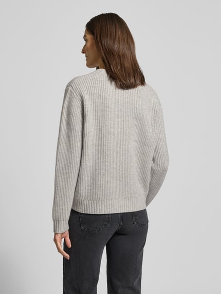 Modelka kobieca nosi szary Strickpullover mit Rundhalsausschnitt Modell 'Brynna' od MOS MOSH z czystej bawełny, wygodny fason, widok z tyłu.
