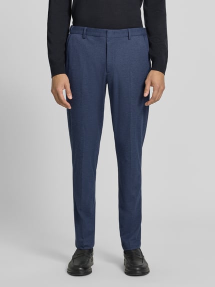 Männermodel trägt Fein strukturierte Hose mit Gesäßtaschen Modell 'Rick' von Pierre Cardin in Blau, Material-Mix mit Viskose, Ganzkörperansicht von vorne.