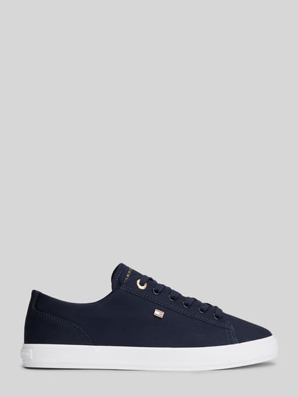 Produktfoto, Low Top Sneaker aus Canvas mit Logo-Applikation von Tommy Hilfiger w kolorze granatowym, jednolity wzór, detal z logo, zaokrąglony nosek, płaski obcas, sznurowanie, materiał: czysta bawełna