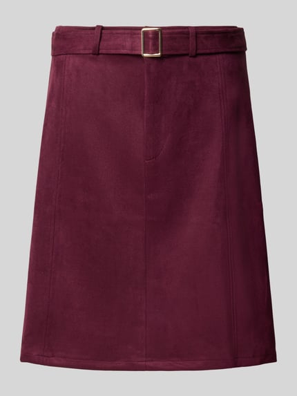Produktfoto, Minirock in Leder-Optik mit Gürtel Modell 'Sl44one' von ZABAIONE in dunklem Bordeauxrot, glatte Oberfläche, A-Linie, Ziernähte, knielang, elastischer Material-Mix