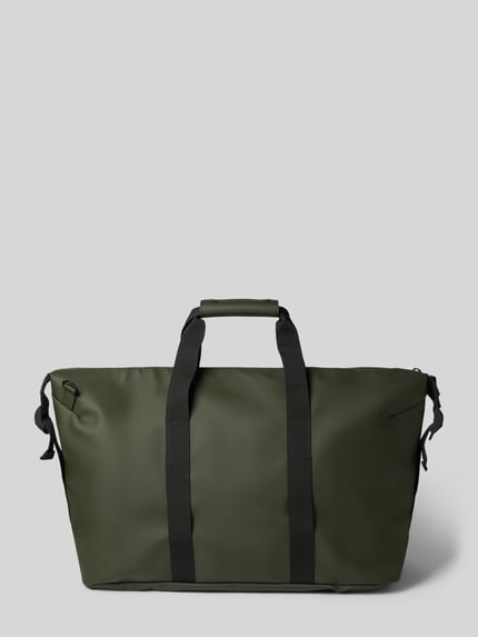Produktfoto, groene Weekend Bag met Logo-Detail Model 'Hilo' van Rains, Hoofdvak met ritssluiting, afneembare schouderband, 64x40x24 cm, bandlengte 84 cm