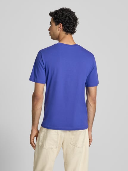 Männermodel trägt Regular Fit T-Shirt mit Logo-Print Modell 'Eres' von Jack & Jones aus reine Baumwolle, Rückenlänge 68 cm, Ganzkörperansicht Rückansicht.