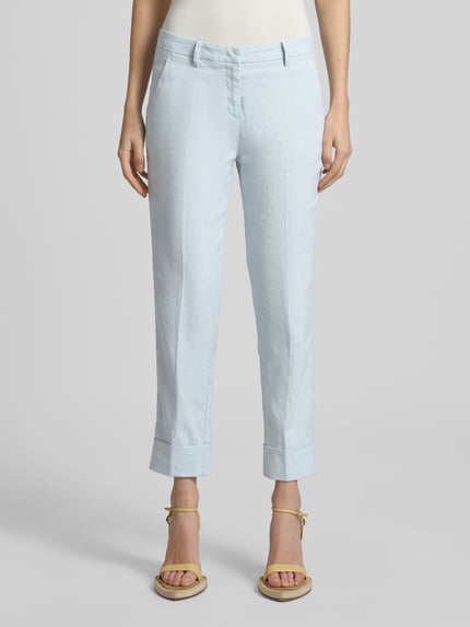 Frauenmodel trägt Leinenhose mit Baumwoll-Anteil von Cambio in Hellblau, Straight Fit, Verkürzt, sichtbare Gürtelschlaufen, Frontansicht, Ganzkörperansicht von vorne.