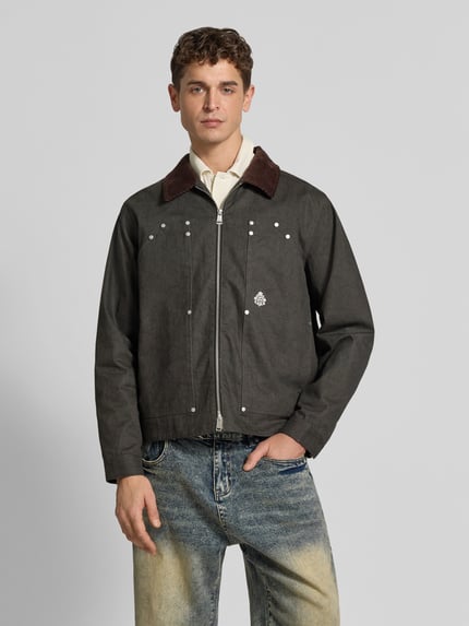 Männermodel trägt Jacke aus reiner Baumwolle von Don’t Waste Culture in Dunkelgrau mit Kontrastkragen und Zweiwege-Reißverschluss, Ganzkörperansicht von vorne. Reine Baumwolle, gerade Passform, Eingrifftaschen, mittlere Rückenlänge 68 cm, Schulterbreite 53 cm, Ärmellänge 68 cm.
