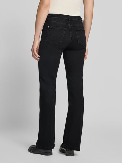 Vrouwenmodel draagt zwarte Straight Fit Jeans aus Baumwoll-Mix Modell 'CHRISSY' van JOOP!, dames relaxed fit jeans, volledig achteraanzicht.