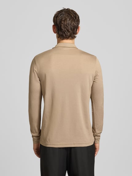 Męskimodel nosi koszulkę polo Regular Fit Poloshirt in Two-Tone-Machart od LERROS, mieszanka bawełny, dwa kolory, Brustasza, Logo, listwa guzikowa, bluzka z długim rękawem, długość tyłu w rozmiarze M: 72 cm, widok całej sylwetki od tyłu