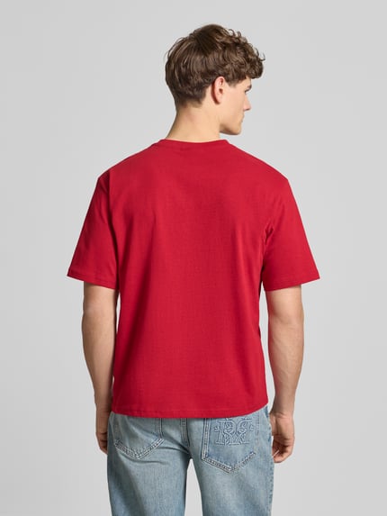 Männermodel trägt T-Shirt mit Label-Print und Rundhalsausschnitt von REVIEW in Rot, reine Baumwolle, Regular Fit, Ganzkörperansicht Rückansicht