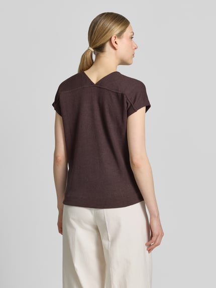 Vrouwenmodel draagt T-shirt uit viscosemix met V-hals model 'SIRUKUS' van OPUS, relaxed fit, ruglengte maat 36: 50 cm, geheel van achteren.