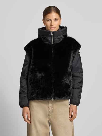 Frauenmodel trägt Regular Fit Jacke aus Kunstfell Modell 'JUNIPER' von Blauer USA, Schwarz, Stehkragen, glatte Textur, Ganzkörperansicht von vorne.