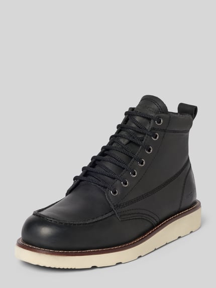 Produktfoto, schwarze Herren Boots aus Rindsleder Modell 'TORONTO' von Jack & Jones mit Schnürung, Abgerundete-Spitze, profilierte Sohle, Label-Detail, Absatzhöhe 3 cm, Schafthöhe 12 cm, Schaftweite 7 cm, glatte Textur und kontrastfarbener Sohle.