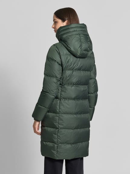Vrouwenmodel draagt Regular fit lange donsjas met labelprint van Marc O'Polo in donkergroen met gladde textuur, Dames, totaalbeeld achteraan.