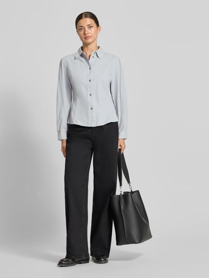 Vrouwenmodel draagt Regular fit blouse met lange mouwen van puur katoen van Marc O'Polo in lichtgrijs, Dames, volledige vooraanzicht.