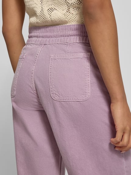 Männermodel trägt jeansy z elastycznym pasem model 'FIMA' od Bash, mieszanka bawełny i lnu, krój relaxed fit, detailaufnahme tyłu.