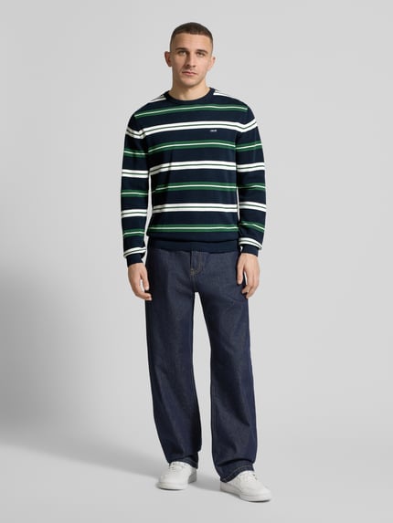 Mężski model nosi Regular Fit Sweatshirt aus reiner Baumwolle von Levi’s®, wzór w paski, bawełna piqué, krój regular fit, widok z przodu całej sylwetki.