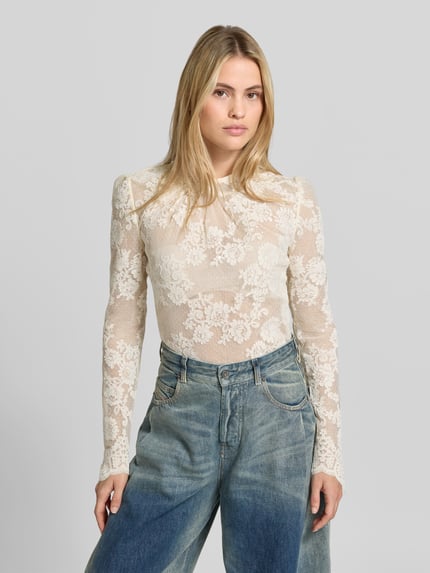Frauenmodel trägt Langarmbluse mit Paillettenspitze von Self-Portrait in creme mit floraler Spitze, hochgeschlossen, lange Ärmel, Ganzkörperansicht von vorne.