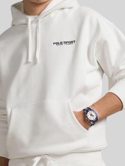 Männermodel trägt Relaxed Fit Hoodie aus Baumwoll-Mix von Polo Ralph Lauren, unifarben weiß, Label-Schriftzug, Nahaufnahme Oberkörper.