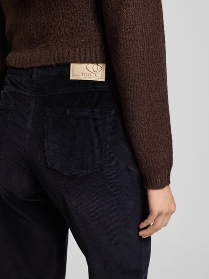 Frauenmodel trägt Wide Fit Cordhose mit Eingrifftaschen Modell 'Liv' von TONI in dunklem Cord, Nahaufnahme Rückansicht, elastischer Baumwoll-Mix