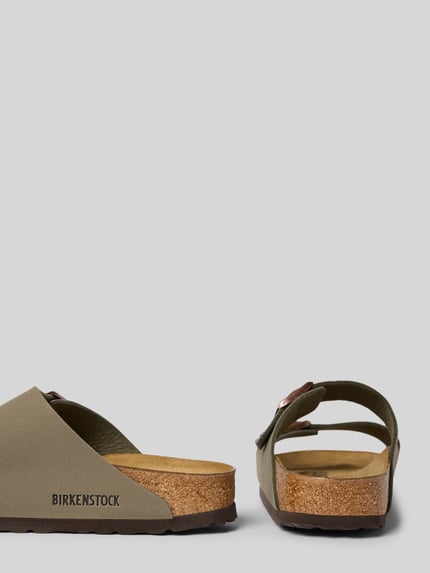 Produktfoto, Slipper mit offener Ferse Modell 'Arizona' von Birkenstock für Damen, abgerundete Passform, Logo-Detail, 2 cm Absatz, grüne Oberfläche, strukturierte Korksohle