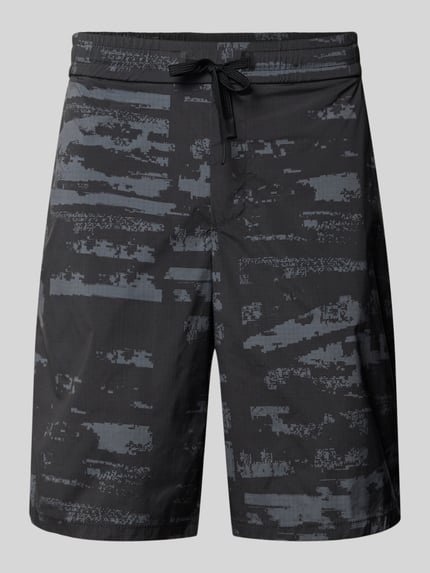 Produktfoto, Regular Fit Shorts mit Allover-Muster Modell 'Globe AOP' von BOSS Green in dunkler Camouflage-Optik mit elastischem Bund, Tunnelzug, Gesäß- und seitlichen Eingrifftaschen, strukturierte Oberfläche.